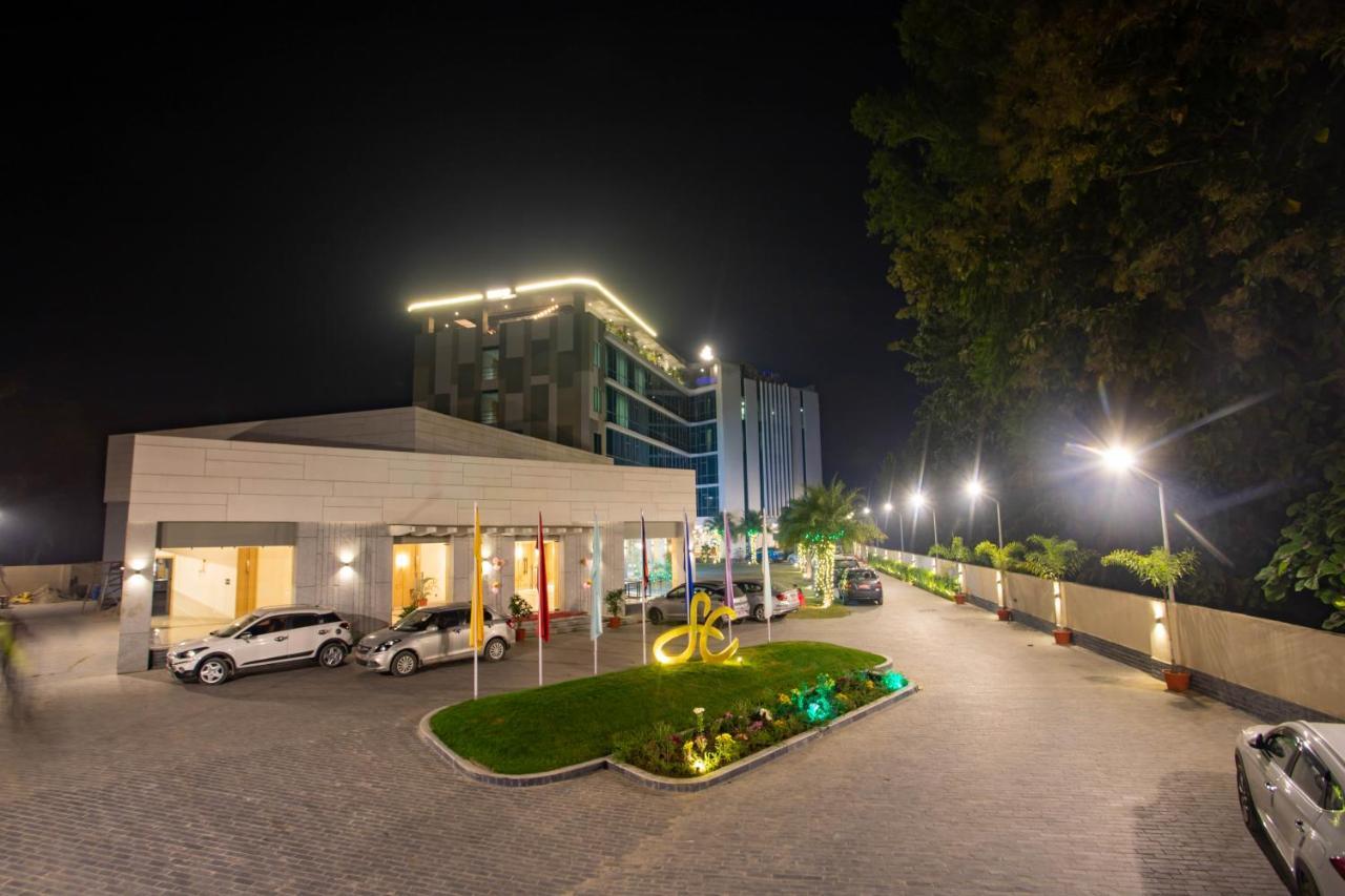 Hotel Siraichuli Chitwan Esterno foto